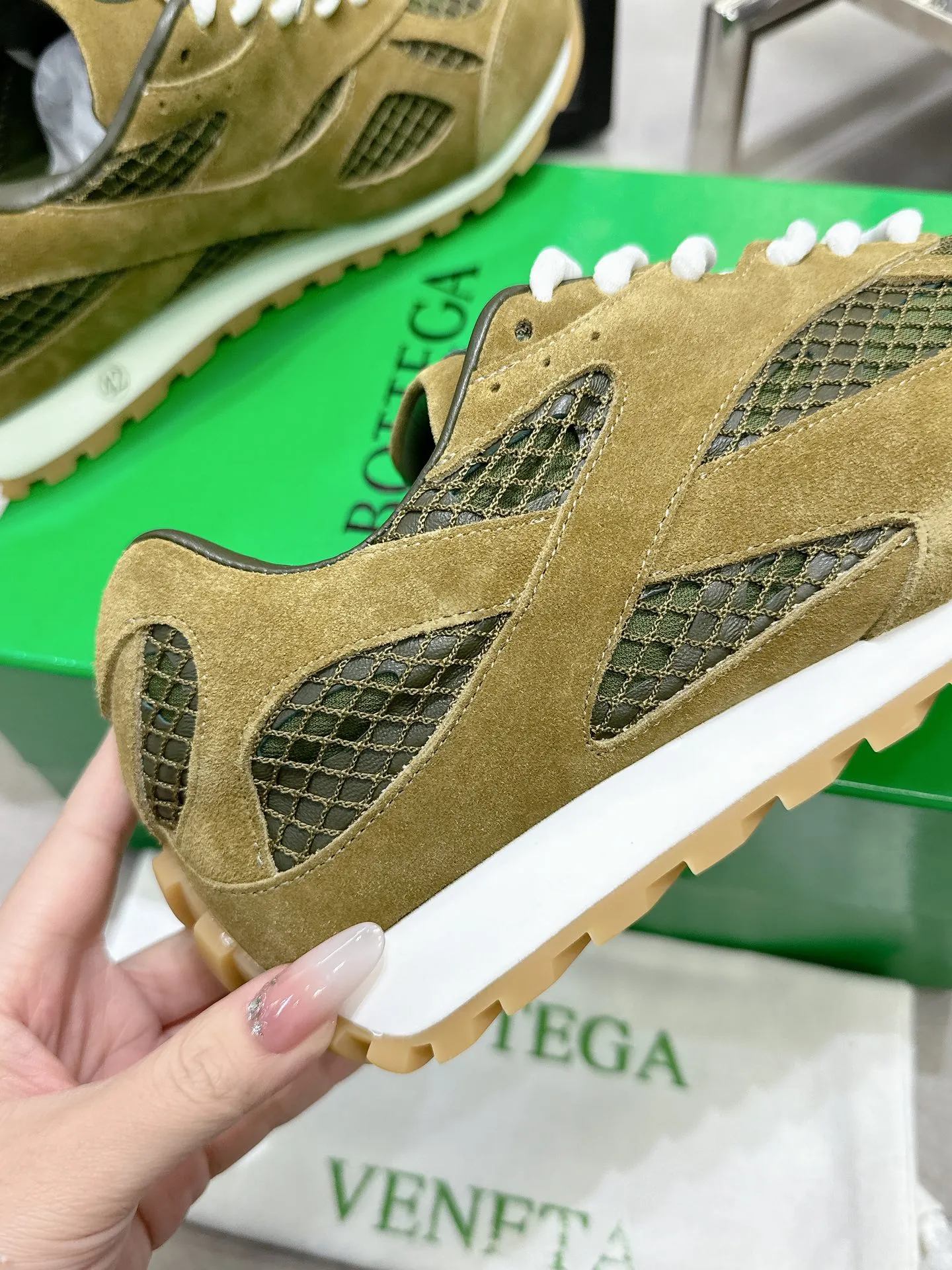 👟👟Ex-factory price 560👟👟 Men ➕20 💰𝐁𝐨𝐭𝐭𝐞𝐠𝐚 𝐕𝐞𝐧𝐞𝐭𝐚 Bodie Home Couple Style 👫BV Sports Shoes Wang Yibo Same Style Casual shoes for couples and dad shoes! Runner sneakers! Original purchase and development! Made of original lightweight technical mesh fabric, the same as the original version! The process is complicated! Paired with a geometric pattern designed rubber outsole, the higher version of the Wang Zha series is actually much taller, but the legs still look slim. Very nice. Durable and durable to play with, standard and version-matching shoe-packing technology. Look for high-end versions. The original outsole is exclusively molded, and the color-blocked TPU outsole is used. The material and weight are the same as the original! Size: Women’s size 35-41 (40 and 41 customized, non-refundable) Men’s size 39-45 (45 customized, non-refundable)